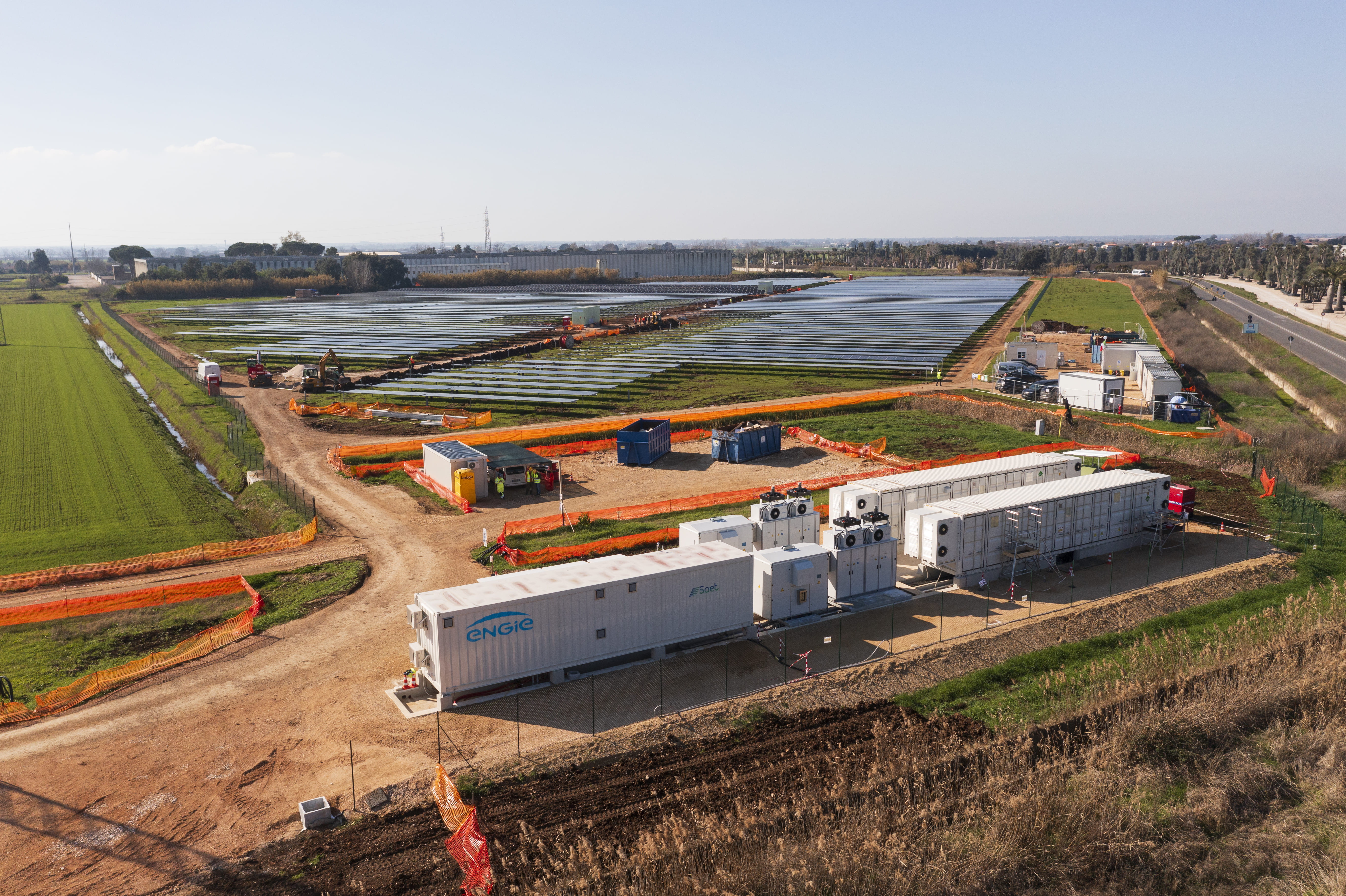 Vista aerea del sistema BESS di Pontinia con il campo fotovoltaico sullo sfondo